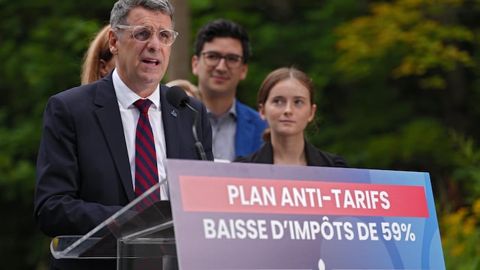 Éloïse Coulombe se tient aux côtés d'Éric Duhaime lors d'une conférence de presse devant un pupitre.