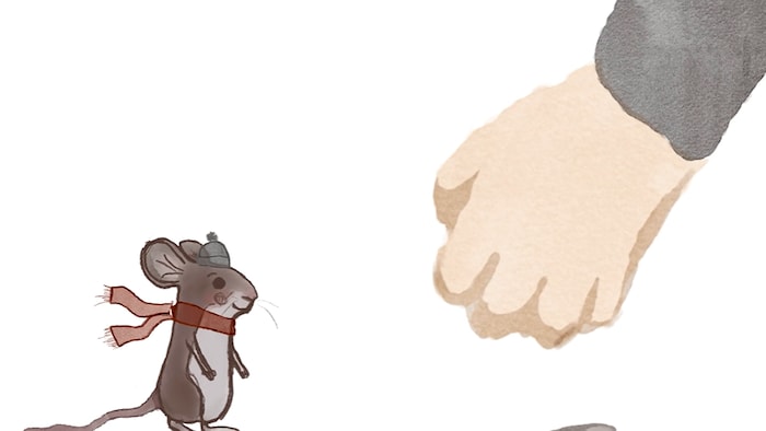 Le dessin d'une petite souris portant un foulard, devant une main humaine.
