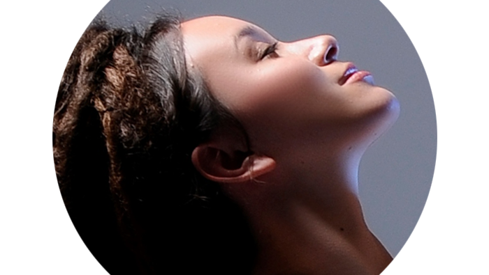 Portrait du profil gauche d'une femme aux yeux fermés et à la tête inclinée vers l'arrière.