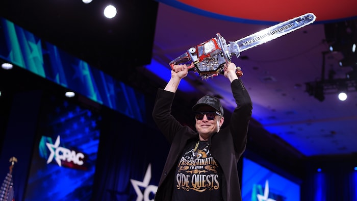 Un homme brandissant une tronçonneuse.