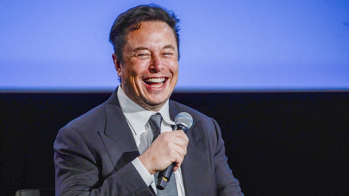 Elon Musk, souriant, lors d'une conférence en Norvège.