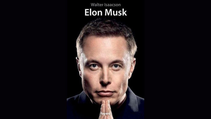 Couverture d'un livre qui montre Elon Musk, regardant tout droit et appuyant ses mains en prière sur son menton.