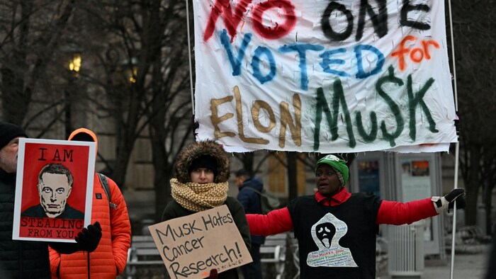 Des Américains manifestent contre les politiques du président Trump et du département de l'efficacité gouvernementale (DOGE) d'Elon Musk près du siège de SpaceX à Washington, le 19 février 2025.