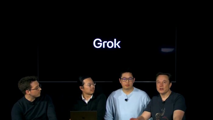Les quatre hommes sont assis devant un écran alors qu'ils présentent la nouvelle version de leur robot conversationnel.