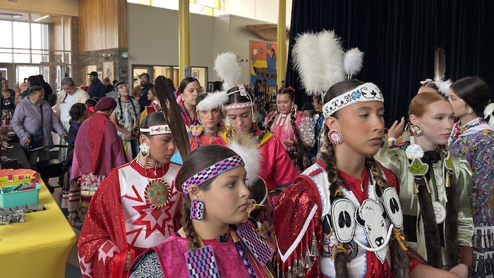 Des adolescentes portant des costumes traditionnels.