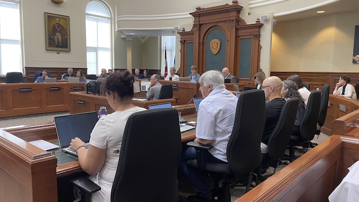 des gens assis en salle du conseil municipal à Sherbrooke.
