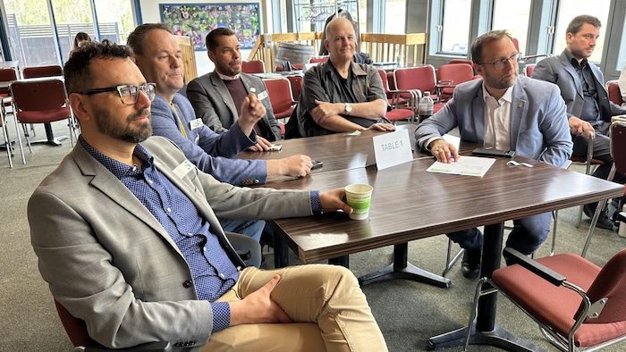 Des élus gaspésiens assis à une table. 