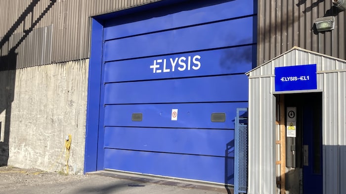 L'entrée d'une usine avec l'inscription Elysis.