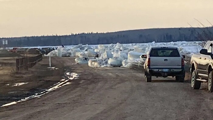 De la glace et de l'eau du fleuve empêchent les voitures de circuler sur certaines routes de Fort Simpson.