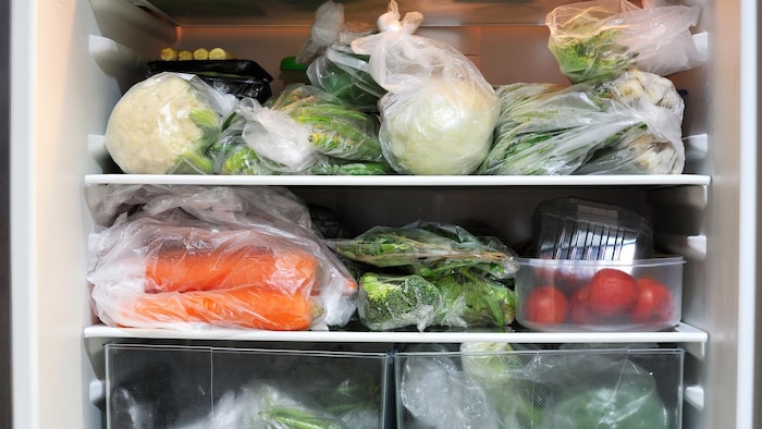 Des aliments emballés dans un réfrigérateur.