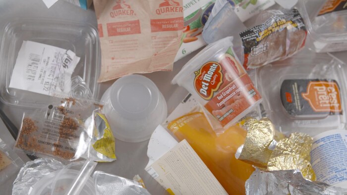 Des emballages de produits individuels en plastique vides.