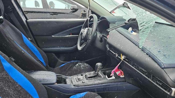 Les éclats de vitre d'un pare-brise sur le siège avant d'une auto.