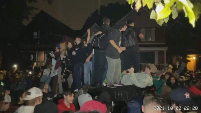 Des jeunes s'amusent sur le toit d'un véhicule.
