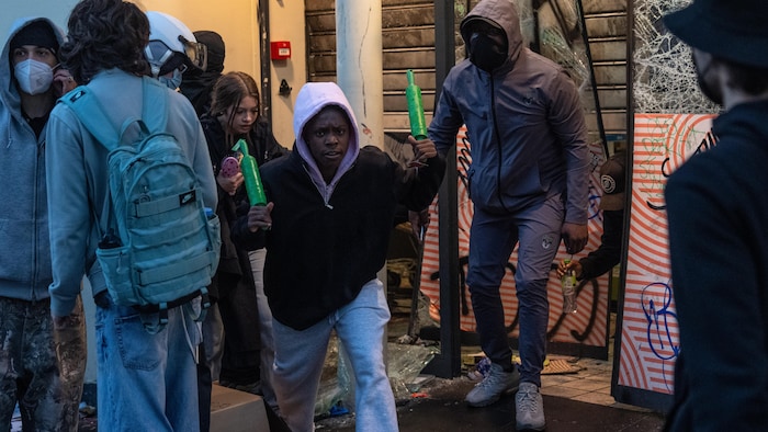 Un magasin est saccagé lors de manifestations.