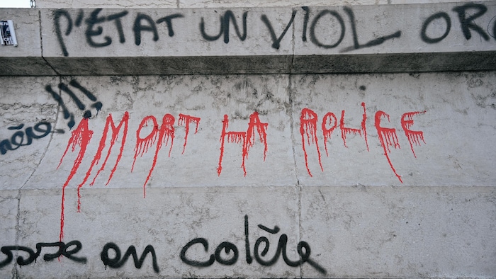 Une inscription à la base de la statue du général Desaix, sur la place de Jaude, sur laquelle on peut lire « À mort la police »