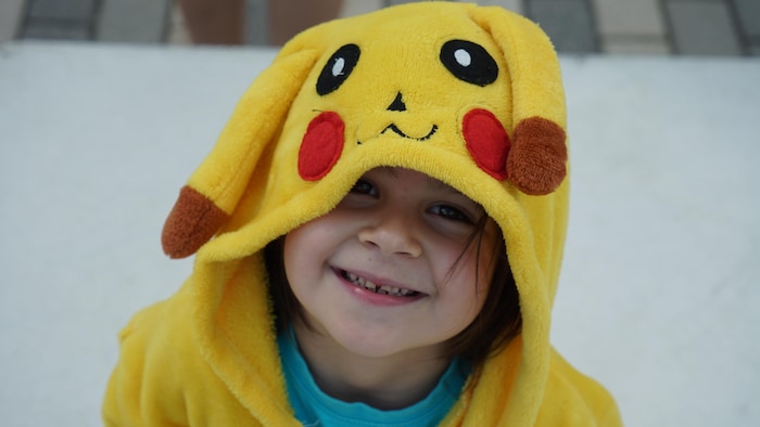 Une enfant dans un costume de Pikachu