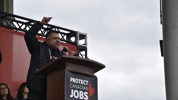 Emile Nabbout, à la tribune, parle aux travailleurs.