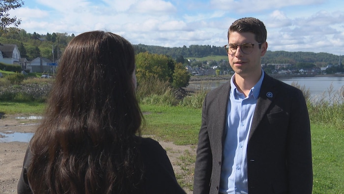 Émile Simard en entrevue avec la journaliste Justine Bertrand.