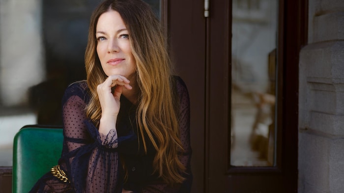 Émilie-Claire Barlow assise à l'extérieur.