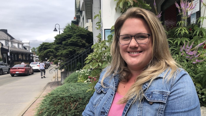 Émilie Desgagnés devant la rue commerçante de Baie-Saint-Paul.