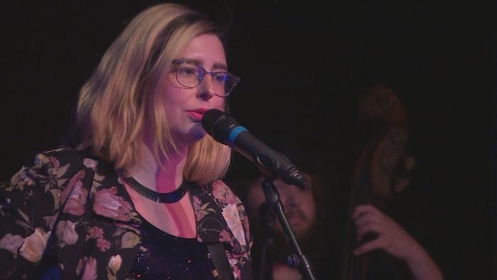 Émilie Lebel sur scène.