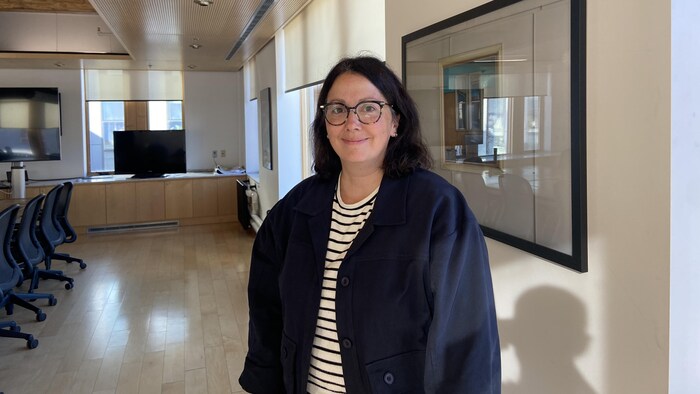Emilie Pinard dans un bureau.