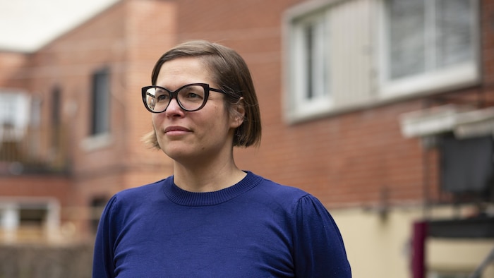 Portrait d'Émilie Therrien devant un immeuble.
