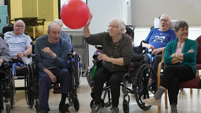 Une résidente du Foyer des pionniers frappe un ballon.