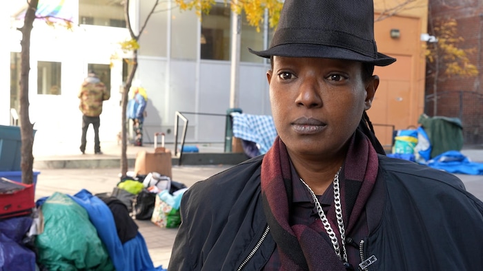 Émilienne Mugisha en entrevue devant le 129, rue Peter, un bureau d'urgence pour les sans-abri à Toronto.