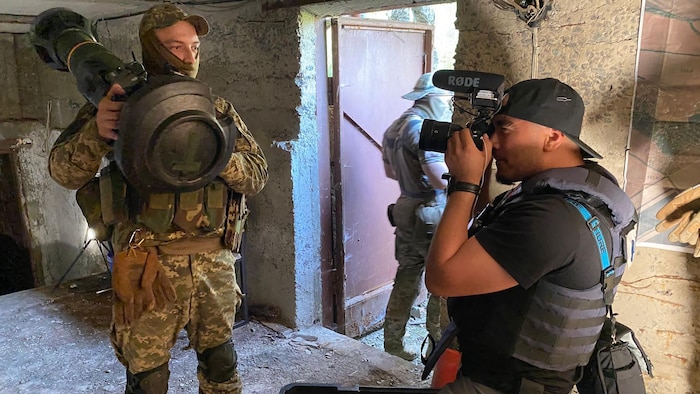 Emilio Avalos filme un soldat ukrainien exhibant le NLAW, un missile anti-tank.