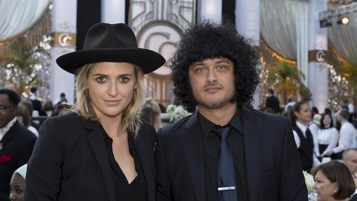 Emily Armstrong et Cedric Bixler-Zavala posent pour une photo dans une salle de gala. 