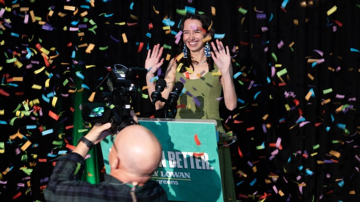 La cheffe du Parti vert de la Colombie-Britannique, Emily Lowan, s’adresse à ses sympathisants le soir des élections à Brentwood Bay, en Colombie-Britannique, le samedi 24 octobre 2026.