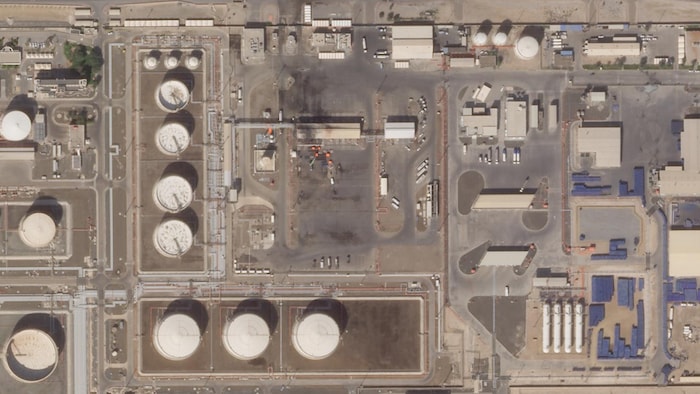 Un immense site pétrolier vu depuis un satellite.