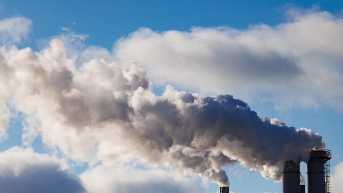 Un nuage de fumée s'échappe de cheminées d'une usine à Toronto le 8 janvier 2025.