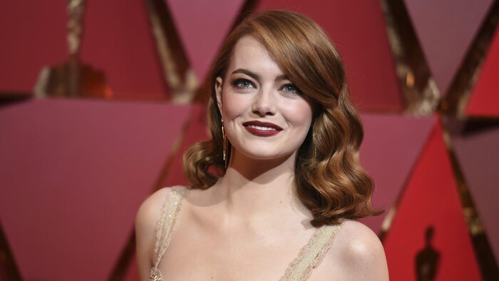 L'actrice pose sur le tapis rouge. 