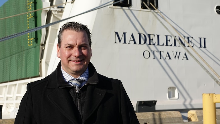 Emmanuel Aucoin est photographié devant un bateau.