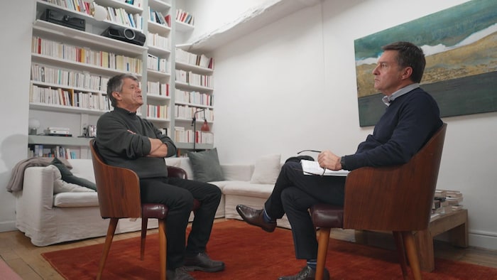 Emmanuel Carrère et Patrice Roy discutent lors d'une grande entrevue. 