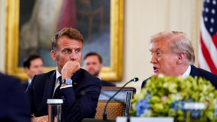 Le président français et le président américain s'entretiennent lors d'une réunion à la Maison-Blanche avec des dirigeants européens au sujet de la guerre en Ukraine, le 18 août 2025.