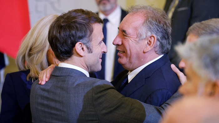 François Bayrou et Emmanuel Macron se saluent chaleureusement. 