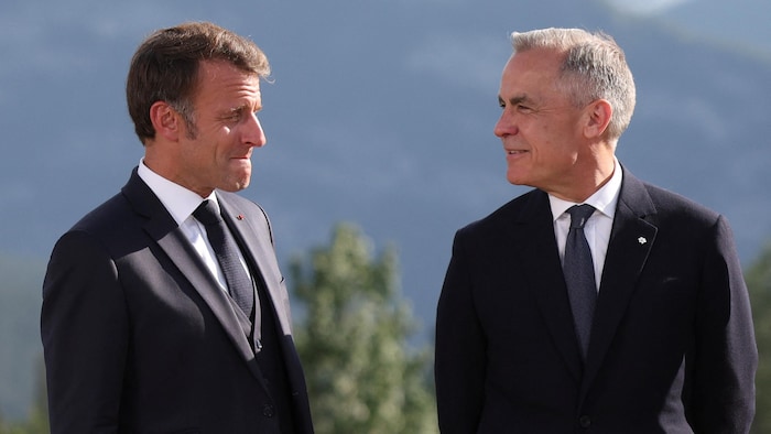 Le président français Emmanuel Macron et le premier ministre canadien Mark Carney prennent la pause à Kananaskis, en Alberta.