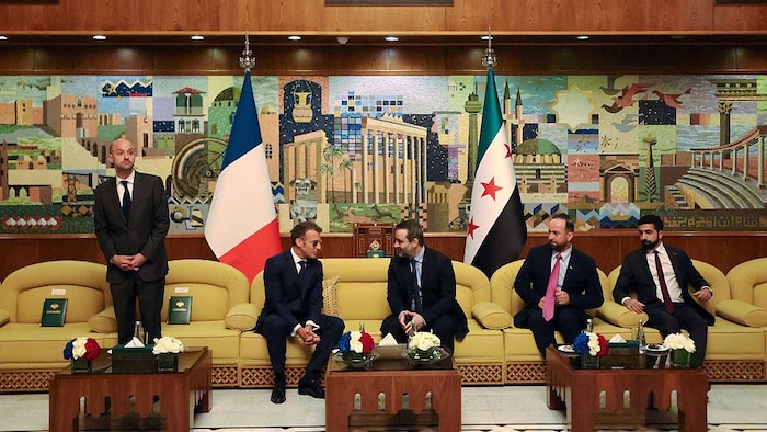 Le président français Emmanuel Macron (2e à gauche) s'entretient avec le ministre syrien des Affaires étrangères Asaad al-Shaibani (au centre à droite), aux côtés du ministre français des Affaires étrangères Jean-Noël Barrot (à gauche), lors d'une rencontre bilatérale à l'aéroport international de Damas, le 6 juillet 2026.