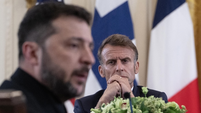 Macron et Zelensky à la table de négociations.