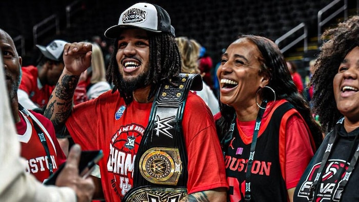 Un basketteur célèbre la conquête d'un championnat avec sa famille.