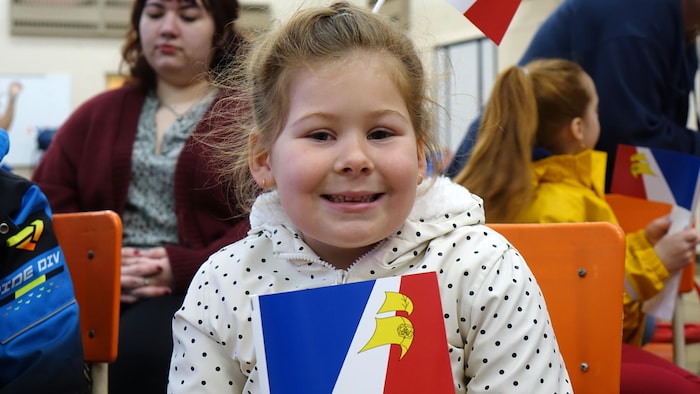 Emmie Young tient le drapeau francophone.