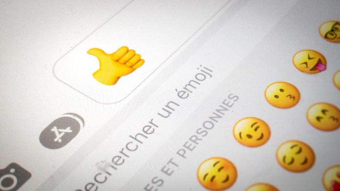 L'émoji d'un pouce en l'air sur un iPhone en juillet 2023.