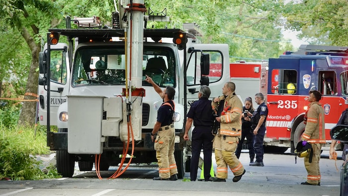 Un camion et des pompiers dans la rue, le 25 août 2026.