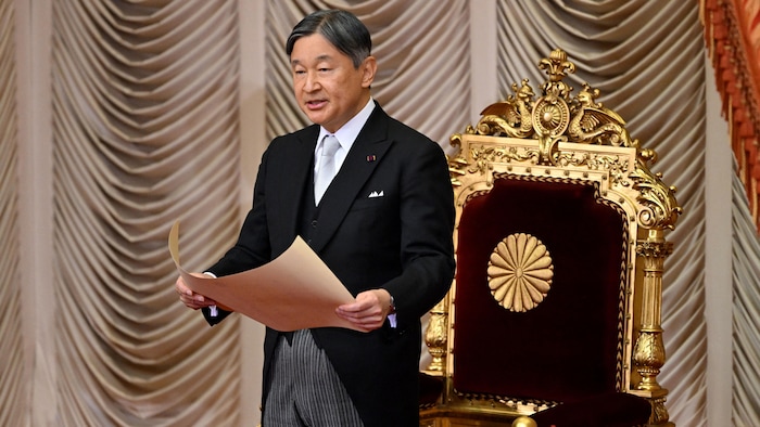 L'empereur Naruhito du Japon prononce un discours lors de la session extraordinaire de la Diète à Tokyo, le 24 octobre 2025.