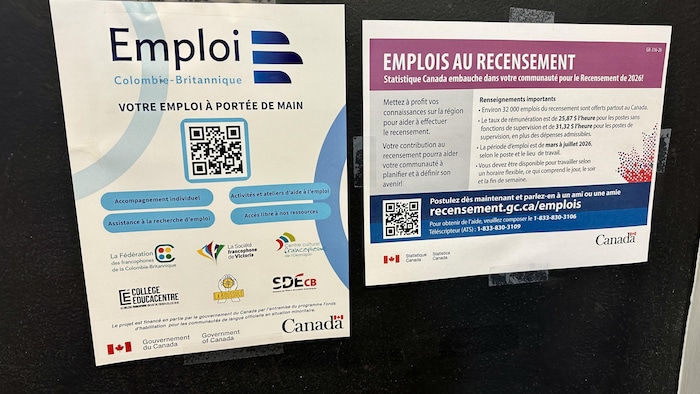 Des affiches concernant Emploi CB et Statistique Canada.