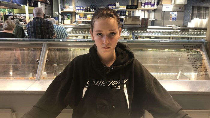 Camille, employée dans un café de Montréal