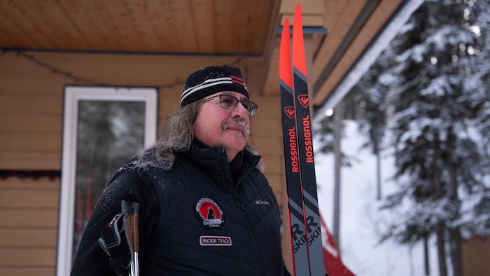 Portrait de Gary avec ses skis de fond, en décembre 2024, au Yukon.